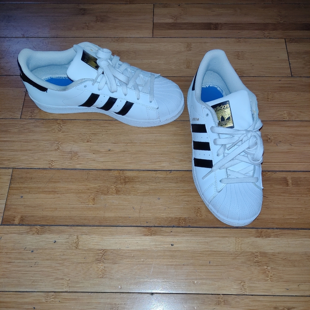 Classic Shell toe Adidas White n black Sz6